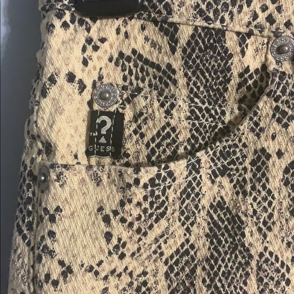 GUESS High Rise Shorts - Picture 3 of 4